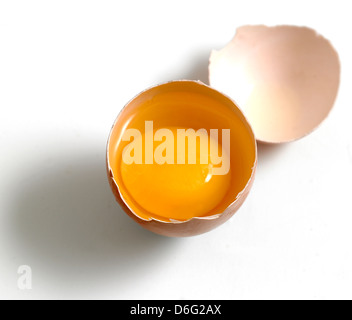 Bio-Ei Eigelb in der Schale Stockfoto