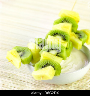 Pineapple and Kiwi Kebabs Stockfoto