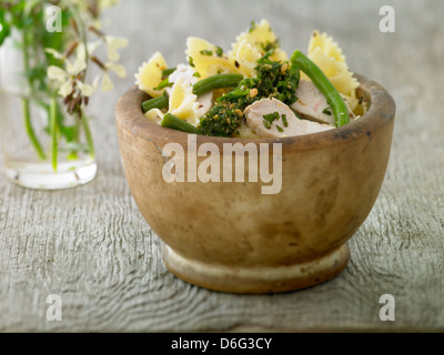 Pasta mit grünen Bohnen, Huhn und Pesto. Rezept erhältlich Stockfoto