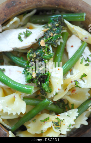 Pasta mit grünen Bohnen, Huhn und Pesto. Rezept erhältlich Stockfoto