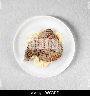 Thunfisch-Steak auf Kartoffelpüree Stockfoto