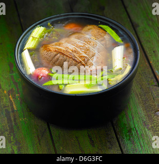 Rindfleisch mit Gemüse in Topf kochen gemeinsam Stockfoto