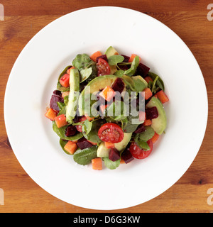 Salat mit Avocado und Spinat Stockfoto