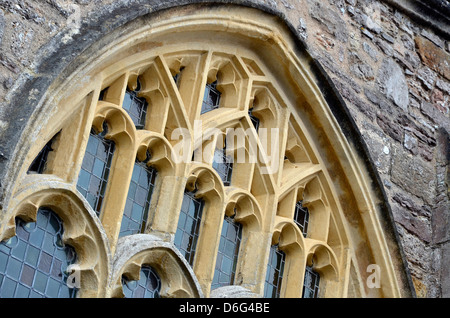 Feine Stein Dekoration im Fenster des St. Johann Kirche, Axbridge, Somerset, England Stockfoto