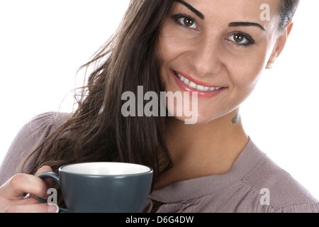 Sicher Glückliche junge brünette Frau, entspannend, das Trinken von Tee oder Kaffee, isolierten weißen Hintergrund mit Freistellungspfad Stockfoto