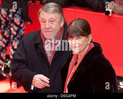 Deutscher Schauspieler Guenter Lamprecht und seine Frau Claudia Amm für die Premiere des Films "Leb wohl, meine Königin kommen" ("Les Adieux À la Reine") während der 62. Internationalen Filmfestspiele Berlin, in Berlin, Deutschland, 9. Februar 2012. Der Film wurde als Eröffnungsfilm der Berlinale ausgewählt und gehört zu den wichtigsten Wettbewerb. 62. Berlinale findet statt vom 09. bis 19. Februar. PH Stockfoto