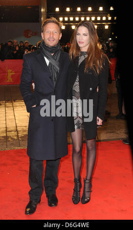 Deutsche Schauspieler Thomas Kretschmann und sein Partner Bretagne Rice für die Premiere des Films "Leb wohl, meine Königin kommen" ("Les Adieux À la Reine") während der 62. Internationalen Filmfestspiele Berlin, in Berlin, Deutschland, 9. Februar 2012. Der Film wurde als Eröffnungsfilm der Berlinale ausgewählt und gehört zu den wichtigsten Wettbewerb. Das 62. Berlinale findet von 09 bis 19 Phaebrua Stockfoto