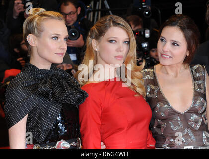 Deutsche Schauspielerin Diane Kruger (L-R) und französischen Schauspielerinnen Lea Seydoux und Virginie Ledoyen kommen für die Premiere des Films "Leb wohl, meine Königin" ("Les Adieux À la Reine") während der 62. Internationalen Filmfestspiele Berlin, in Berlin, Deutschland, 9. Februar 2012. Der Film wurde als Eröffnungsfilm der Berlinale ausgewählt und gehört zu den wichtigsten Wettbewerb. 62. Berlinale nimmt Stockfoto