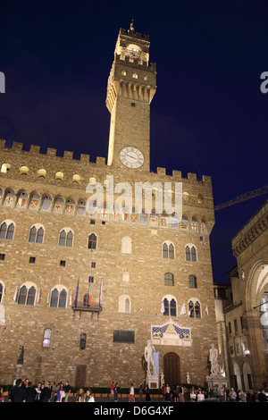 Piazza della Signoria in der Nacht in Florenz Italien. Palazzo Vecchio und ein Replikat David-Statue im Hintergrund. Stockfoto