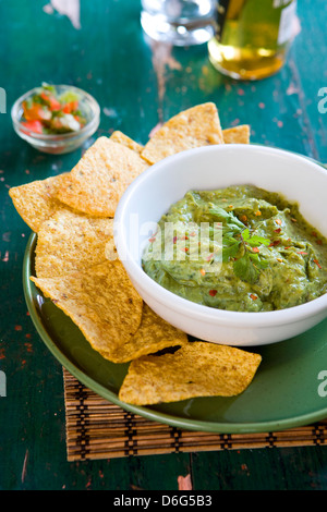 Hausgemachte Guacamole mit Tortilla-Chips - mit Rezept Stockfoto