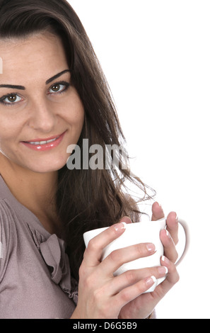 Sicher Glückliche junge brünette Frau, entspannend, das Trinken von Tee oder Kaffee, in Weiße Krug, isolierten weißen Hintergrund mit Freistellungspfad Stockfoto
