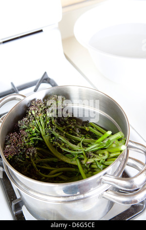 Dampfende lila sprießende Brokkoli hinzufügen zu einem Pasta-Dinner - mit Rezept Stockfoto