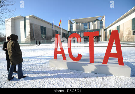 Eine Installation, die Buchstaben ACRA ist Teil einer Protestaktion von Bündnis 90 / die grünen initiiert, um die Anti-Counterfeiting Trade Agreement (ACTA), vor dem Kanzleramt in Berlin, Deutschland, 10. Februar 2012 ausstellen. Das Abkommen gegen Piraterie und Urheberrechtsverletzungen ACTA wurde von der Partei der grünen abgelehnt. Kritiker-Objekt, das copyright-Gesetz ist verschärfte überz Stockfoto