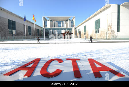 Eine Installation, die Buchstaben ACRA ist Teil einer Protestaktion von Bündnis 90 / die grünen initiiert, um die Anti-Counterfeiting Trade Agreement (ACTA), vor dem Kanzleramt in Berlin, Deutschland, 10. Februar 2012 ausstellen. Das Abkommen gegen Piraterie und Urheberrechtsverletzungen ACTA wurde von der Partei der grünen abgelehnt. Kritiker-Objekt, das copyright-Gesetz ist verschärfte überz Stockfoto