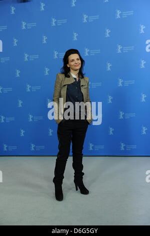 Französische Schauspielerin Juliette Binoche stellt bei einem Fototermin für die Film- Elles  während der 62. Internationalen Filmfestspiele Berlin, in Berlin, Deutschland, 10. Februar 2012. Der Film ist in der Sektion Panorama Special auf der 62. Berlinale präsentiert vom 09. bis 19. Februar ausgeführt. Foto: Angelika Warmuth dpa Stockfoto