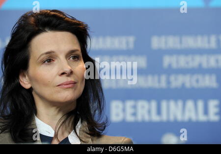 Französische Schauspielerin Juliette Binoche besucht die Pressekonferenz für den Film  Elles  während der 62. Internationalen Filmfestspiele Berlin, in Berlin, Deutschland, 10. Februar 2012. Der Film ist in der Sektion Panorama Special auf der 62. Berlinale präsentiert vom 09. bis 19. Februar ausgeführt. Foto: Angelika Warmuth dpa Stockfoto