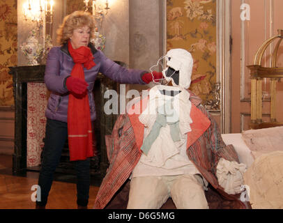 Eines etwa 30 Figuren aus Papier der belgischen Künstlerin Isabelle de Borchgrave (L), die derzeit im neuen Palais installiert werden, sind in Potsdam, Deutschland, am 10. Februar 2012 abgebildet. Die Werke sind Teil der Jubiläumsausstellung "Friederisiko. Friedrich der große "initiiert zum 300. Geburtstag von Frederick II. (1712 - 1786) und unter dem Motto "Der Modeaffe" () Stockfoto