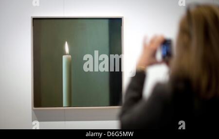 Besucher, die Retrospektive Ausstellung "Gerhard Richter: Panorama" steht vor dem Gemälde Kerze (1982) in der neuen Nationalgalerie in Berlin, Deutschland, 10. Februar 2012. Die Ausstellung von rund 130 Bildern und fünf Skulpturen gibt einen Einblick in die Arbeit des Künstlers in den letzten fünf Jahrzehnten. Foto: MICHAEL KAPPELER Stockfoto