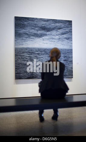 Besucher, die Retrospektive Ausstellung "Gerhard Richter: Panorama" steht vor dem Gemälde Seelandschaft (Meer) (1970) in der neuen Nationalgalerie in Berlin, Deutschland, 10. Februar 2012. Die Ausstellung von rund 130 Bildern und fünf Skulpturen gibt einen Einblick in die Arbeit des Künstlers in den letzten fünf Jahrzehnten. Foto: MICHAEL KAPPELER Stockfoto