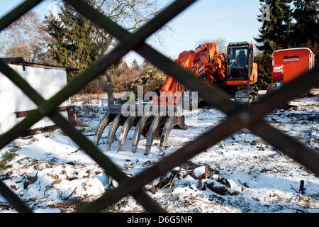 Ein Bagger sitzt auf dem Gelände der geplanten Erweiterung der Stadt Autobahn A100 in Berlin-Neukölln, Deutschland, 10. Februar 2012. Das Bundesverwaltungsgericht hat die Räumung der Strecke für den 420 Millionen Euro Ausbau der Autobahn A100 von Neukölln zum Treptower Park in Berlin vorerst gestoppt. Foto: ROBERT SCHLESINGER Stockfoto