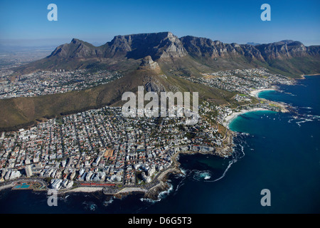 Sea Point (links), Bantry Bay, Clifton Beach (rechts), Lion es Head und Tafelberg, Kapstadt, Süd Afrika - Antenne Stockfoto