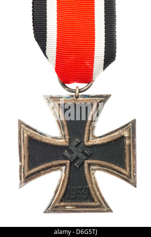 Ein Nazi-deutsche Eiserne Kreuz Medaille 2. Klasse mit Bändern. Studio mit einem weißen Hintergrund gedreht Stockfoto