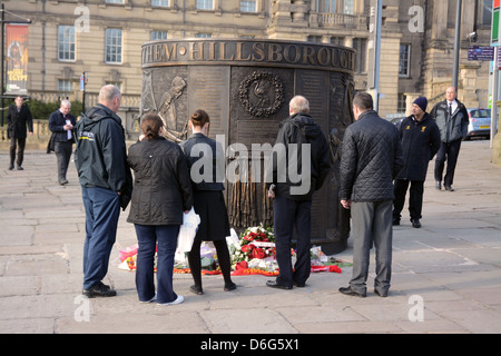 Trauernden am Hillsborough Memorial Skulptur im alten Haymarket, Liverpool Stockfoto