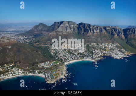 Clifton Beach (links) und Camps Bay (rechts), Table Mountain, und die zwölf Apostel, Kapstadt, Südafrika - Antenne Stockfoto