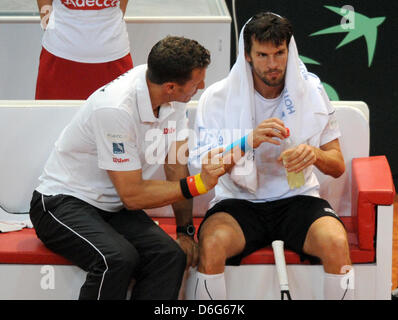 Deutschlands Team-Kapitän Patrick kühnen (L) spricht mit Philipp Petzschner beim Davis Cup in der Stechert Arena in Bamberg, Deutschland, 10. Februar 2012. Juan Monaco gewann den einzigen Auftaktspiel mit 3-6, 3-6, 3-6. Die erste Runde, die Davis Pokalspielen zwischen Deutschland und Argentinien statt von 10 bis 12 Februar. Foto: ARMIN WEIGEL Stockfoto