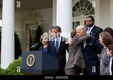 Washington DC, USA, Mittwoch, 17. April, 2013.United Staaten Präsident Barack Obama liefert eine Aussage nach Waffe Gesetzgebung im Kongress im Rose Garden im Weißen Haus in Washington, Mittwoch, 17. April 2013 fehlgeschlagenen. Der Präsident wurde von US-Vizepräsident Joe Biden, ehemaliger US-amerikanischer Gabby Giffords (Demokrat von Arizona) und Familienmitglieder von Newtown begleitet. . Bildnachweis: Drew Angerer / Pool über CNPDPA/Alamy Live-Nachrichten Stockfoto