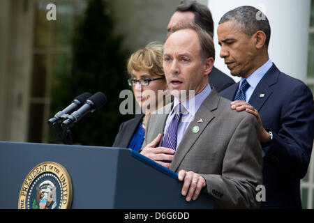 Washington DC, USA, Mittwoch, 17. April, 2013.United Staaten Präsident Barack Obama und ehemaliger US Repräsentant Gabby Giffords (Demokrat von Arizona) Blick auf als Mark Barden spricht nach Waffe Gesetzgebung im Kongress im Rose Garden im Weißen Haus in Washington, Mittwoch, 17. April 2013 fehlgeschlagenen. Der Präsident wurde von US-Vizepräsident Joe Biden, ehemaligen Rep Gabby Giffords und Familienmitglieder von Newtown begleitet. . Bildnachweis: Drew Angerer / Pool über CNPDPA/Alamy Live-Nachrichten Stockfoto