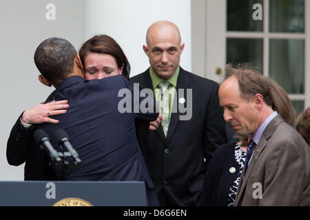 Washington DC, USA, Mittwoch, 17. April, 2013.United Staaten Präsident Barack Obama umarmt Nicole Hockley nach Abgabe einer Erklärung nach Waffe Gesetzgebung im Kongress im Rose Garden im Weißen Haus in Washington, Mittwoch, 17. April 2013 fehlgeschlagenen. Der Präsident wurde von Vize-Präsident Joe Biden, ehemaligen Rep Gabby Giffords und Familienmitglieder von Newtown begleitet. . Bildnachweis: Drew Angerer / Pool über CNPDPA/Alamy Live-Nachrichten Stockfoto