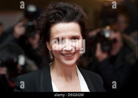 Französische Schauspielerin Juliette Binoche kommt für die Premiere des Films "Elles" während der 62. Internationalen Filmfestspiele Berlin, in Berlin, Deutschland, 10. Februar 2012. Der Film ist in der Sektion Panorama Special auf der 62. Berlinale präsentiert vom 09. bis 19. Februar ausgeführt. Foto: Sebastian Kahnert dpa Stockfoto