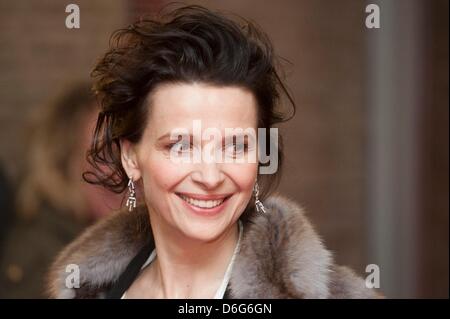 Französische Schauspielerin Juliette Binoche kommt für die Premiere des Films "Elles" während der 62. Internationalen Filmfestspiele Berlin, in Berlin, Deutschland, 10. Februar 2012. Der Film ist in der Sektion Panorama Special auf der 62. Berlinale präsentiert vom 09. bis 19. Februar ausgeführt. Foto: Sebastian Kahnert dpa Stockfoto