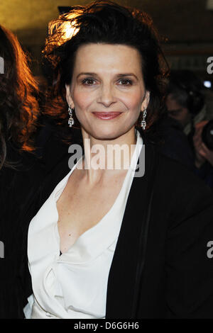 Französische Schauspielerin Juliette Binoche kommt für die Premiere des Films "Elles" während der 62. Internationalen Filmfestspiele Berlin, in Berlin, Deutschland, 10. Februar 2012. Der Film ist in der Sektion Panorama Special auf der 62. Berlinale präsentiert vom 09. bis 19. Februar ausgeführt. Foto: Angelika Warmuth dpa Stockfoto