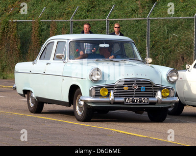 Der 1964er Ford Zephyr 6 ist ein britischer Mittelklasse-Wagen, der für sein elegantes Design und seine geschmeidige Leistung bekannt ist. Er verfügt über einen 6-Zylinder-Motor, der ein ausgewogenes Verhältnis von Leistung und Kraftstoffeffizienz bietet. Der Zephyr 6 war in den 1960er Jahren populär und bot bequemen Familientransport und wurde zu einem klassischen britischen Fahrzeug seiner Zeit. Stockfoto