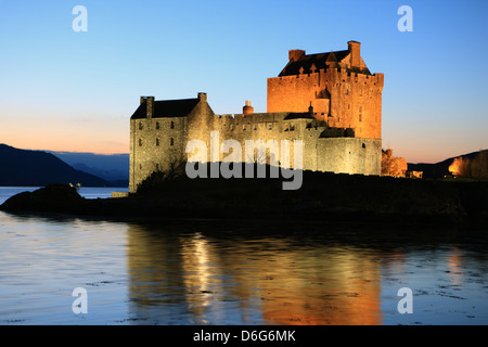 Eilean Donan Castle am Loch Duich in den schottischen Highlands an einem Winterabend Stockfoto