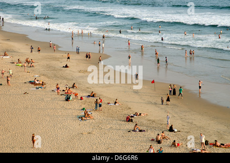 Menschen am Strand von Varkala, Kerala, Indien Stockfoto