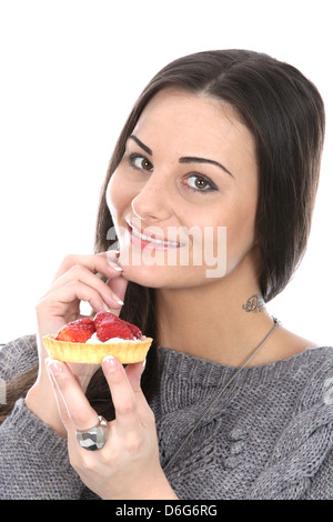 Gerne entspannt Jungen mit dunklen Haaren Woman Holding und Essen ein frischer Erdbeerkuchen Snack oder Dessert allein und gegen einen weißen Hintergrund Stockfoto