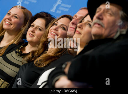 Bosnische Schauspielerinnen Alma Terzic, Vanessa Glodjo, US-Schauspielerin und Regisseurin Angelina Jolie, bosnisch-serbischer Schauspieler Goran Kostic, bosnische Schauspielerin Zana Marjanovic und Serbisch geboren Rade Serbedzija Posen beim Photocall zum Film "In The Land von Blut und Honig" während der 62. Internationalen Filmfestspiele Berlin, in Berlin, Deutschland, 11. Februar 2012. Der Film wird im Abschnitt B präsentiert. Stockfoto