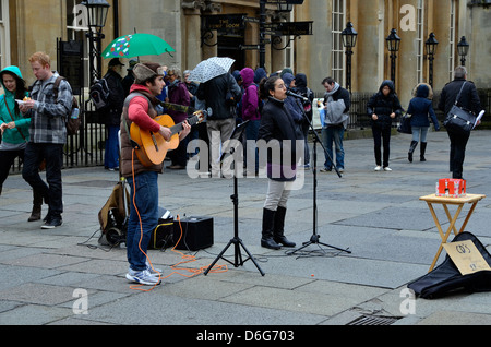 Straßenmusikanten außerhalb der Roman Baths und Trinkhalle in Bath, Somerset, England Stockfoto