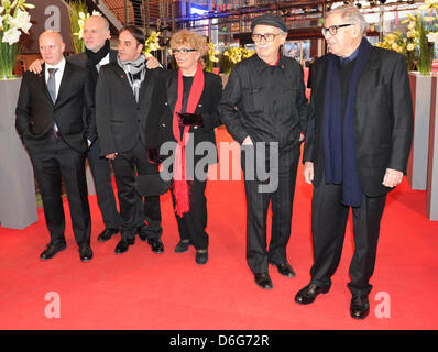 Schauspieler Fabio Cavalli (von 2ndL-R), Salvatore Striano, Produzent Grazia Volpi, italienischen Regisseure Vittorio und Paolo Taviani kommen für die Premiere des Films "Cäsar muss sterben" ("Cesare Deve Morire") während der 62. Internationalen Filmfestspiele Berlin, in Berlin, Deutschland, 11. Februar 2012. Der Film wird im Wettbewerb der 62. Berlinale präsentiert vom 09. bis 19. Februar ausgeführt. P Stockfoto