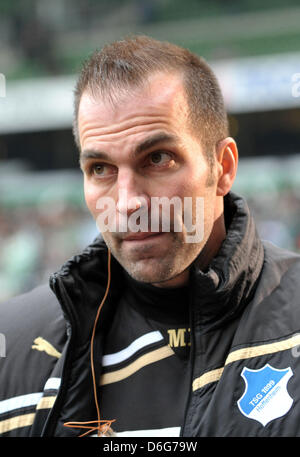 Hoffenheim Trainer Markus Babbel geht auf die Bank vor der Bundesliga-match zwischen Werder Bremen und 1899 Hoffenheim im Weser-Stadion in Bremen, Deutschland, 11. Februar 2012. Foto: CARMEN JASPERSEN (Achtung: EMBARGO Bedingungen! Die DFL ermöglicht die weitere Nutzung der Bilder im IPTV, mobile Dienste und anderen neuen Technologien nur nicht früher als zwei Stunden Stockfoto