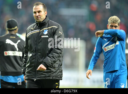 Hoffenheim Trainer Markus Babbel lässt die Steigung nach der deutschen Bundesliga-Spiel zwischen Werder Bremen und 1899 Hoffenheim im Weser-Stadion in Bremen, Deutschland, 11. Februar 2012. Foto: CARMEN JASPERSEN (Achtung: EMBARGO Bedingungen! Die DFL ermöglicht die weitere Nutzung der Bilder im IPTV, mobile Dienste und anderen neuen Technologien erst frühestens zwei Stunden nach achtern Stockfoto