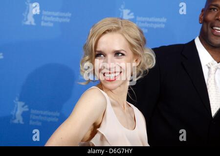 Deutsche Schauspielerin Julia Dietze besucht die Pressekonferenz von "Iron Sky" während der 62. Internationalen Filmfestspiele Berlin, Berlinale, im Hotel Hyatt in Berlin, Deutschland, am 11. Februar 2012. Foto: Hubert Boesl Stockfoto