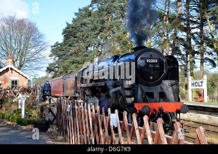 North Norfolk Railway Dampflok (Rätsel 9F Klasse Lok) Haltestelle Holt, Norfolk, England Stockfoto