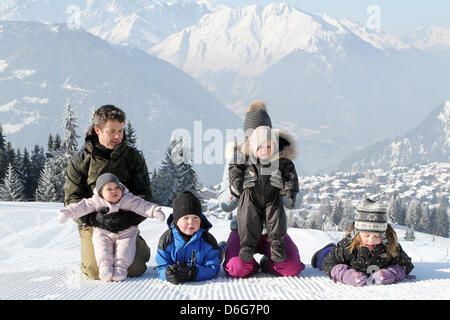 Crownprince Frederik und Crownprincess Mary von Dänemark posieren mit ihren Kindern Prins Christian, Prinzessin Isabella, Prinz Vincent und Prinzessin Josephine für die Medien während ihres Urlaubs in Verbier, Schweiz, 12. Februar 2012. Foto: Patrick van Katwijk Niederlande Stockfoto