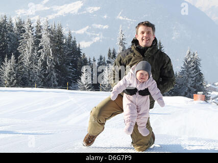 Crownprince Frederik und Crownprincess Mary von Dänemark posieren mit ihren Kindern Prins Christian, Prinzessin Isabella, Prinz Vincent und Prinzessin Josephine für die Medien während ihres Urlaubs in Verbier, Schweiz, 12. Februar 2012. Foto: Patrick van Katwijk Niederlande Stockfoto