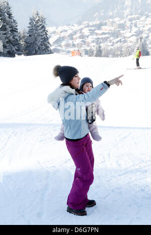 Crownprince Frederik und Crownprincess Mary von Dänemark posieren mit ihren Kindern Prins Christian, Prinzessin Isabella, Prinz Vincent und Prinzessin Josephine für die Medien während ihres Urlaubs in Verbier, Schweiz, 12. Februar 2012. Foto: Patrick van Katwijk Niederlande Stockfoto