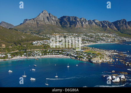 Clifton Beach (links) und Camps Bay (rechts), Table Mountain, und die zwölf Apostel, Kapstadt, Südafrika - Antenne Stockfoto